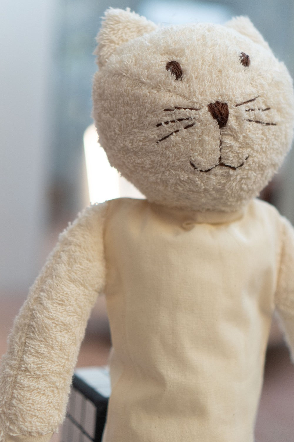 Heatable and Coolable Cuddly White Cat