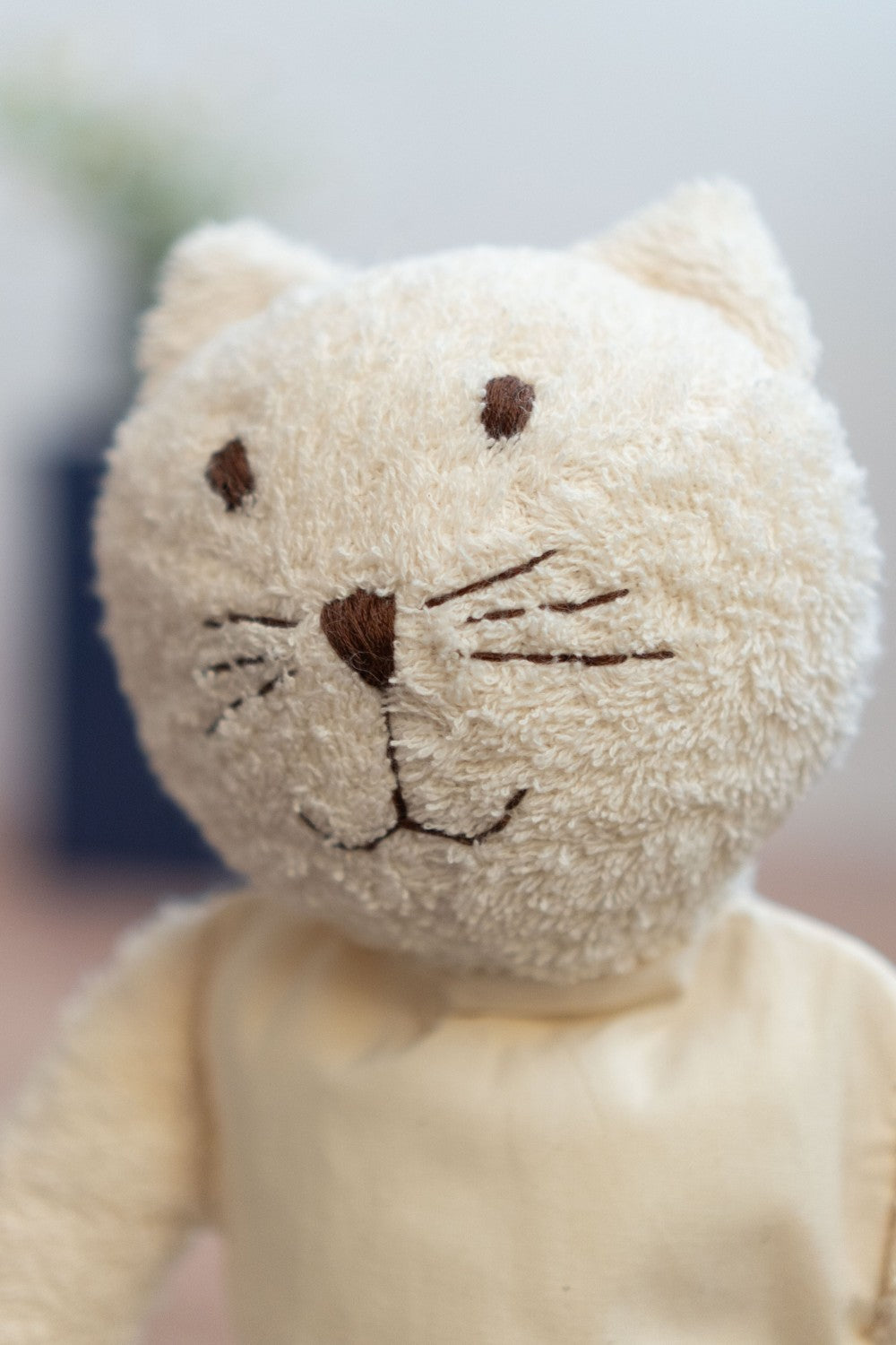 Heatable and Coolable Cuddly White Cat