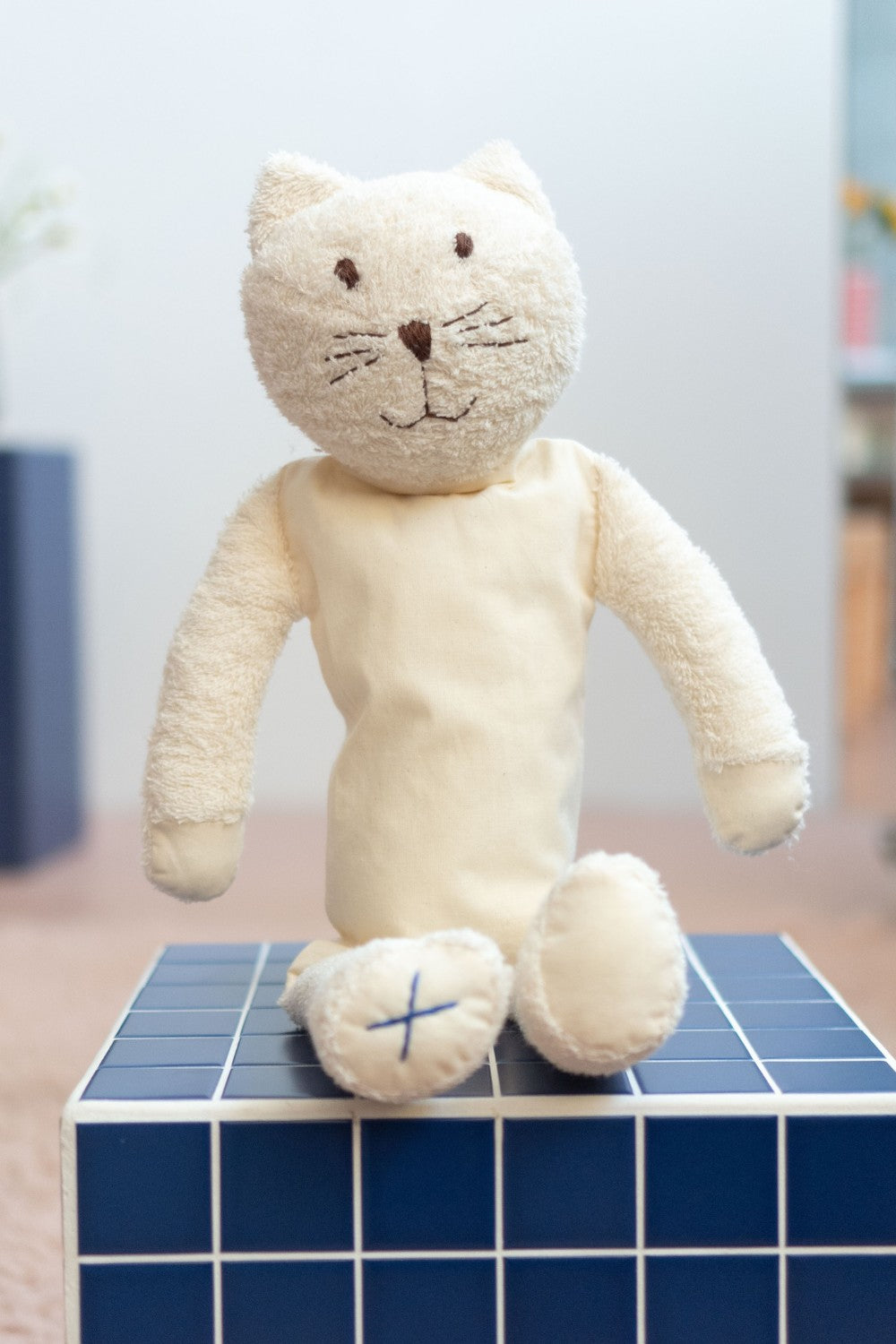 Heatable and Coolable Cuddly White Cat