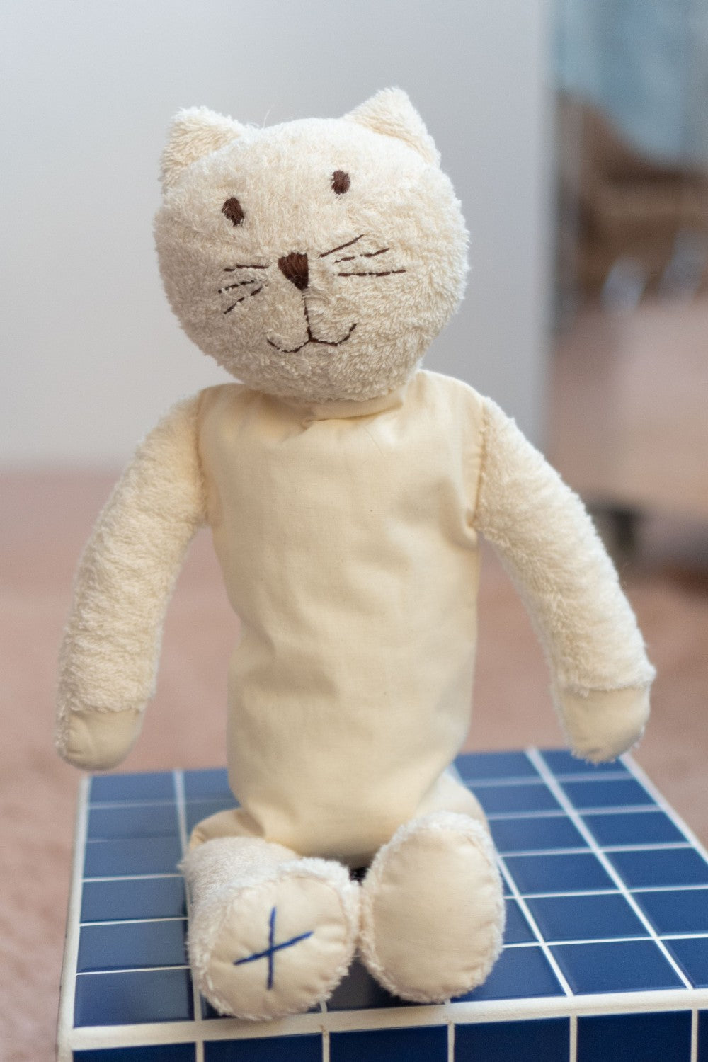 Heatable and Coolable Cuddly White Cat